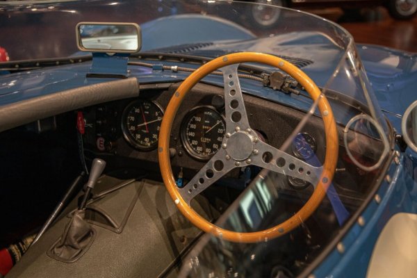 Конфигурация: задно предаване, двигател отпред
Двигател: 3.4-литров редови с 6 цилиндъра
Конски сили: 270 при 6 000 об/мин
Скоростна кутия: 4-степенна ръчна
Максимална скорост: 260 км/ч
Тегло: 864 кг
